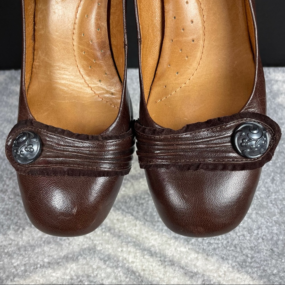 ANTHROPOLOGIE NAYA Daria Leather Rounded Toe Ruffled Button Stacked Wooden Heels - Picture 5 of 9